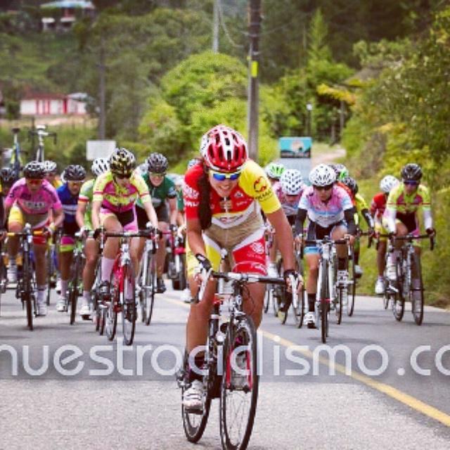 linaduenas_'s tweet photo. #Ilovecycling #bike #VOfemenina #2etapa #40X40 #formesan #bogotahumana #solgar #IDRD http://t.co/z4yrvCzjDi