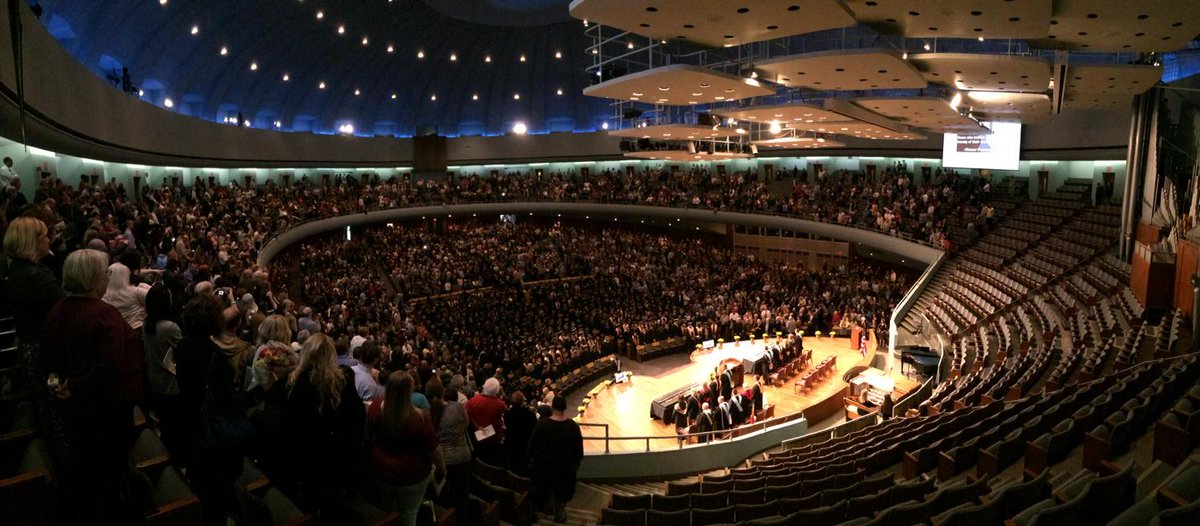 rachelausde's tweet photo. @LeesSummitHS #graduation #lshs http://t.co/WzjRUrF73S