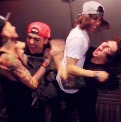 Machine_Sarcasm's tweet image. When you wit' da squad and someone sees a spider: