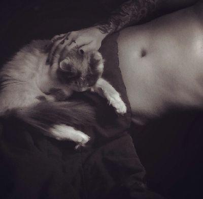 Machine_Sarcasm's tweet image. In case you didn't know what @devinsola looked like with a cat