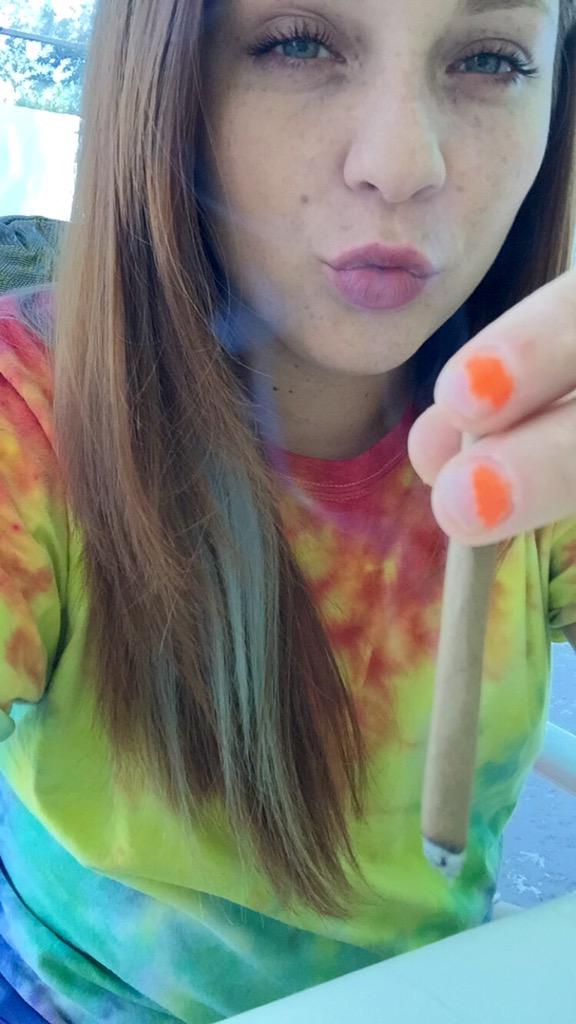 haleystar_'s tweet photo. Because I don't care 👅👅#stonerfam http://t.co/pNO5ykp8yQ
