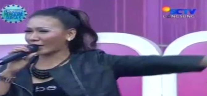 InboxSCTV_'s tweet photo. aku tak biasaa~~~~ yuk lah nyayi bareng dulu #Nginbox http://t.co/aAY199CAke