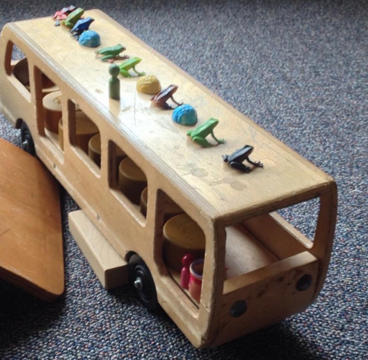 TedatEDS's tweet photo. All the gnomes at EDS take the bus, the frog express! #PreKblockbuilding http://t.co/Q0BYuVNKVF