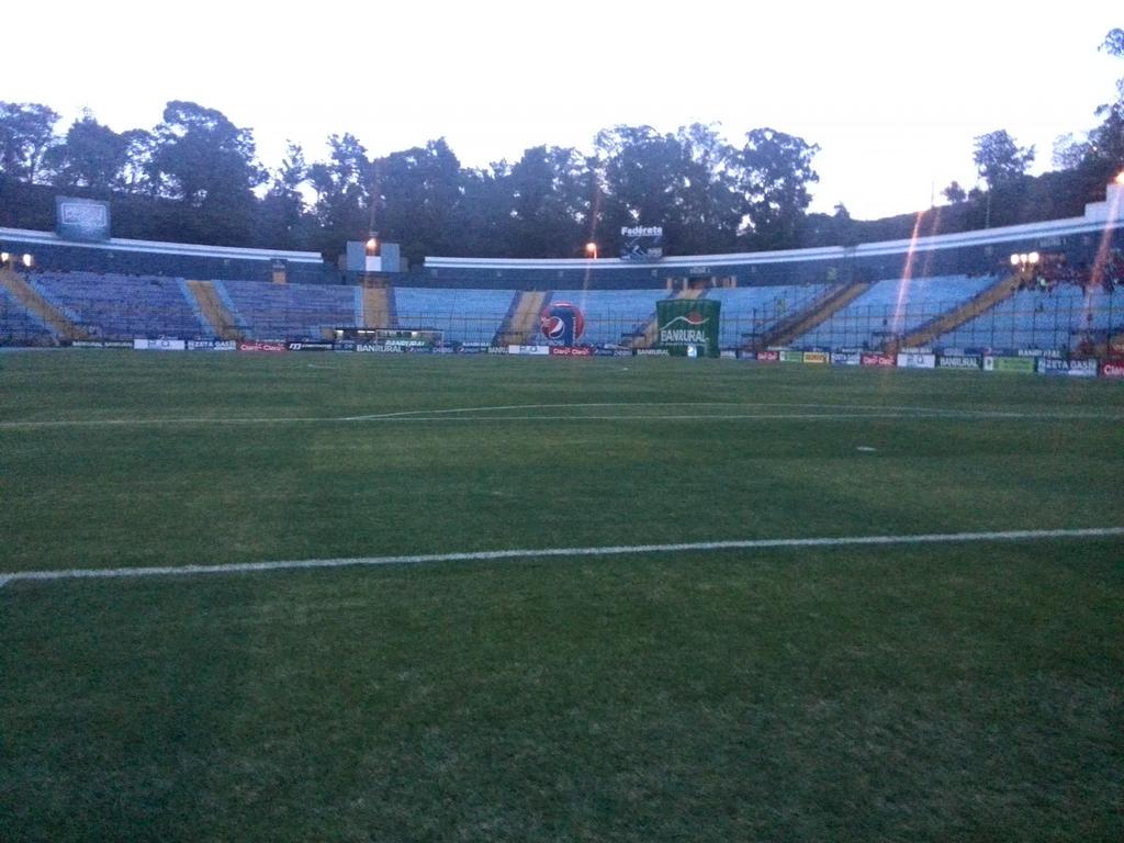 ottio_1's tweet photo. Sobre este manto comenzará el primer acto del #Clausura2015 #ProtaGT http://t.co/HXuohWfGIw