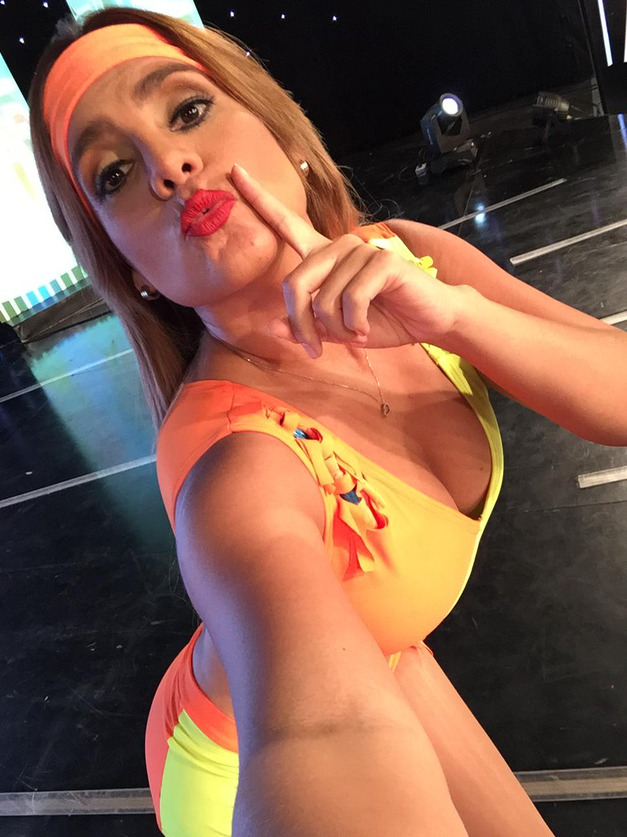 tcsoyelmejor's tweet photo. ¡@SofiaCaiche lista para su show! Ella se encuentra ensayando y aprovechó para enviarte #MiSelfieVIP. ¿Cuántos RT´s? http://t.co/cqQzjk43IA