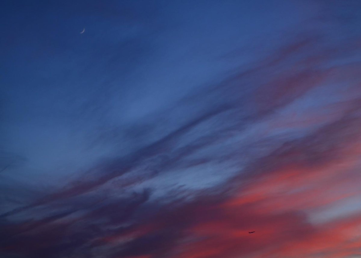 Souleavel's tweet photo. 🌙✈️ http://t.co/yxjQEPFuIM