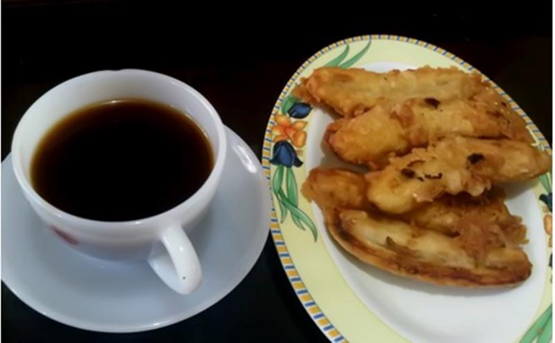 Endrosanto's tweet photo. Pengen ngopi takut gorengannya mengandung plastik, beras aja udh pk plastik, muka org jg byk yg pk plastik.. lieerr. http://t.co/d9rPl2d7og
