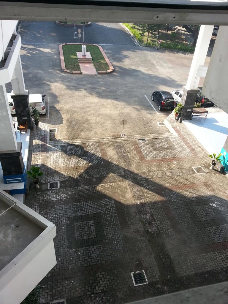 nanawardani's tweet photo. Dulu jaman kuliah..jarang bisa memandang lepas dari lantai 3, tanpa beban begini http://t.co/OrlnpvLtQs