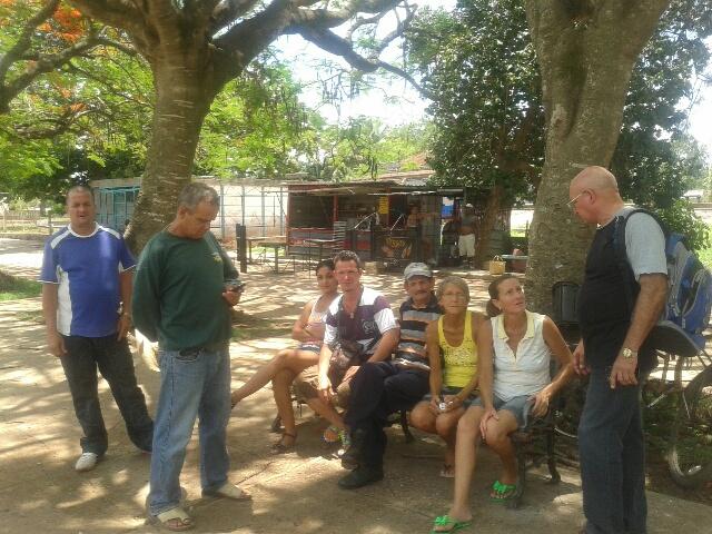 SayliNavarro's tweet photo. Miembros del @PartidoPLBoitel en Parque de Perico, por motivo del 20 de Mayo, nacimiento de la República de #Cuba http://t.co/woSFxeBlK2