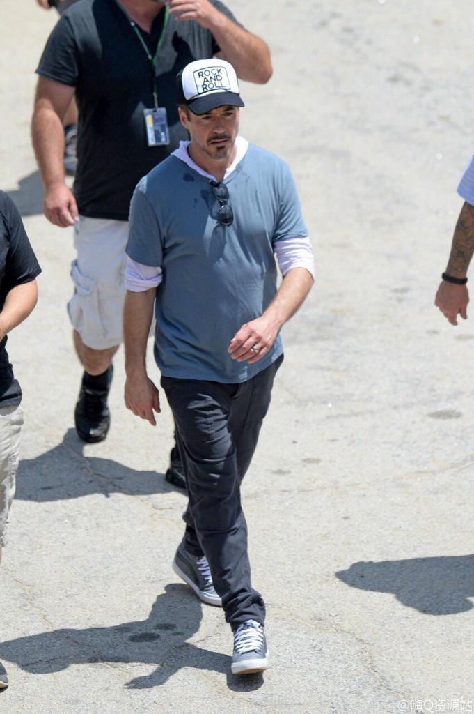 downeyxmjj's tweet photo. HIS OUTFIT IS PERFECT AF
ROBERT IN THE SET OF CIVIL WAR IS KILLING ME http://t.co/FqvkGVD3Hs