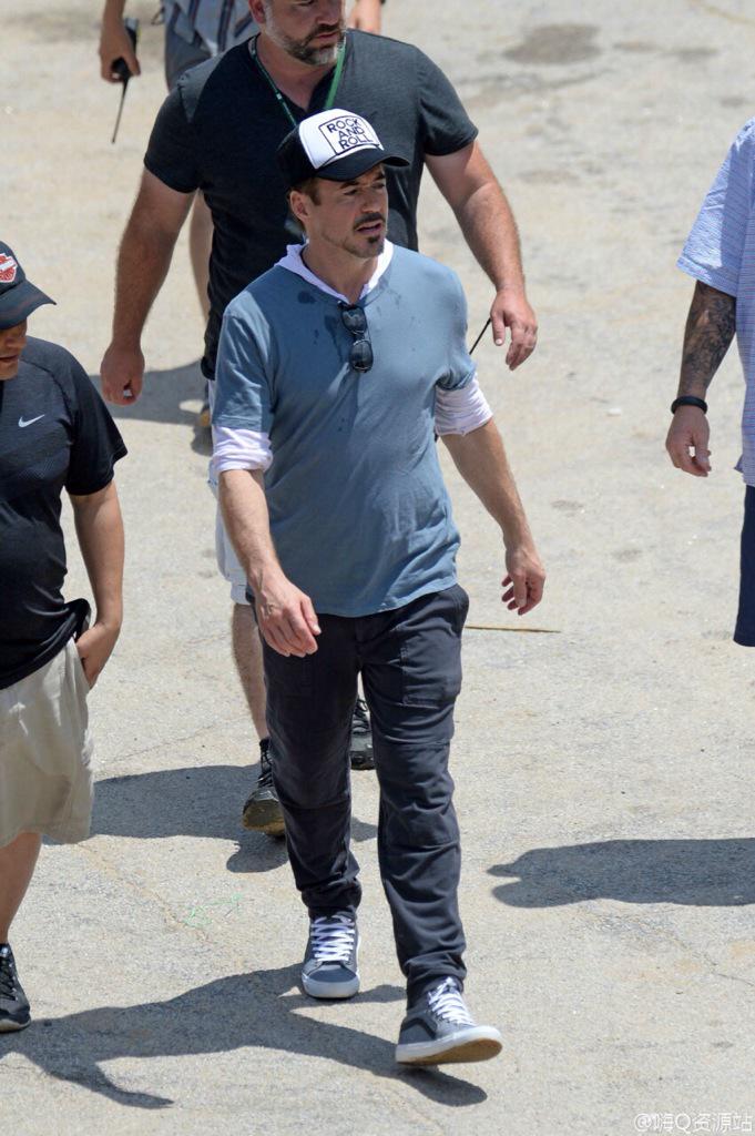 downeyxmjj's tweet photo. HIS OUTFIT IS PERFECT AF
ROBERT IN THE SET OF CIVIL WAR IS KILLING ME http://t.co/FqvkGVD3Hs