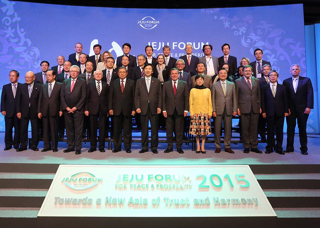 SBYudhoyono's tweet photo. SBY berikan pidato sambutan pada forum perdamaian Asia Timur, Jeju Forum, di Jeju Island, Korsel, Rabu (20/5) malam. http://t.co/DfTdJiKjJ8