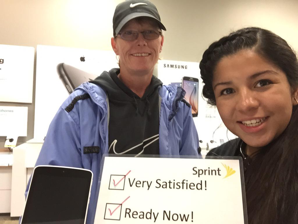 McHenryFoneZone's tweet photo. Kind of bummer she wasn't able to upgrade, but Wendy left super happy with her free tablet! #GettingBetterEveryday http://t.co/VsWl2kYOaU