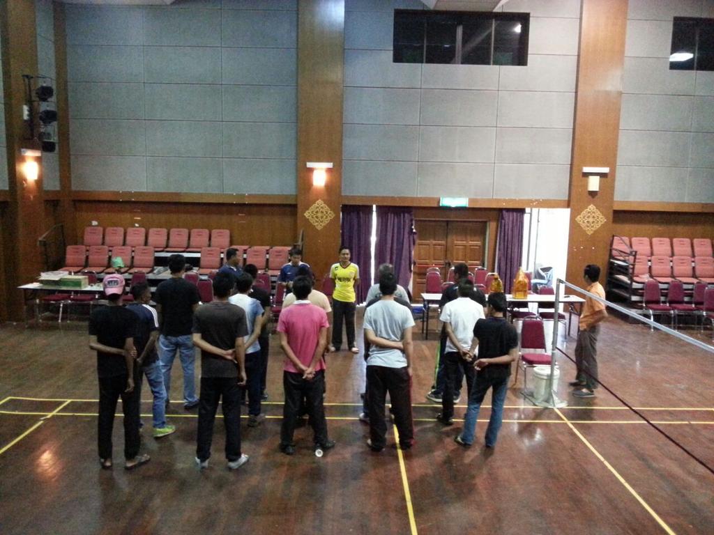 CCSCKuantan's tweet photo. Sukan riadah ptandingan badminton OKP dan residen CCSC Kuantan @AADK_Kuantan @AADK_Pahang @AADKMalaysia @AbdGhani_57 http://t.co/978v0uYDL6
