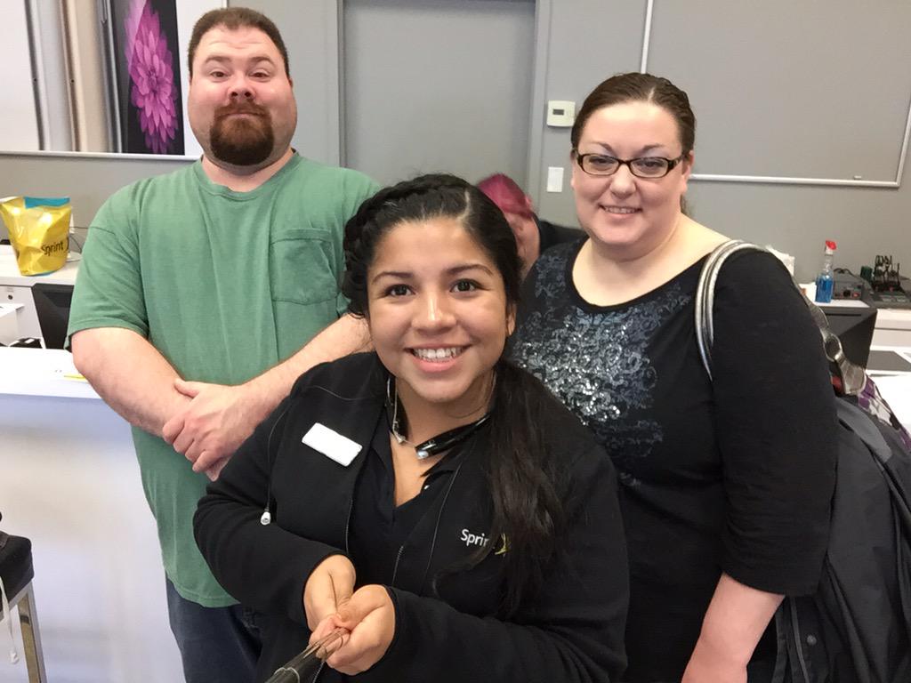 McHenryFoneZone's tweet photo. Making everyone so happy, our new friends love taking selfies with us! #GettingBetterEveryday @FoneZoneFred http://t.co/fFTawCLbrH