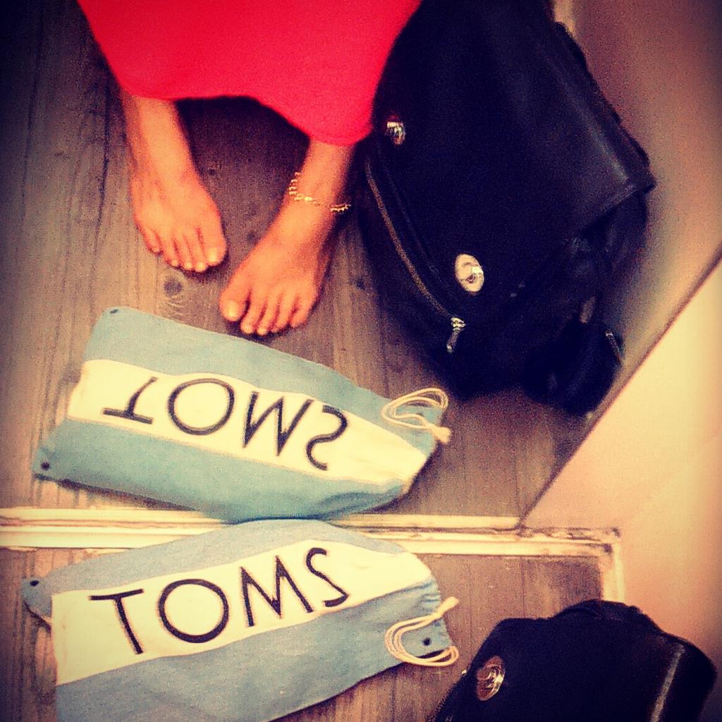 mariellealyssa's tweet photo. Leave your footprint. 
#withoutshoes #TOMS #oneforone #onedaywithoutshoes #May21 http://t.co/s71a5QxziH