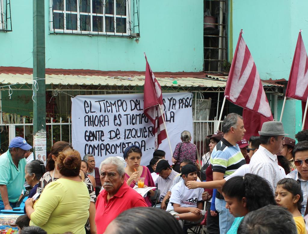 VecinosAzcapo's tweet photo. @PabloMoctezumaB AMLO solo representa una enfermiza ambición por el poder. En Azcapo así te vamos a recibir. http://t.co/HC3z1eLuzj