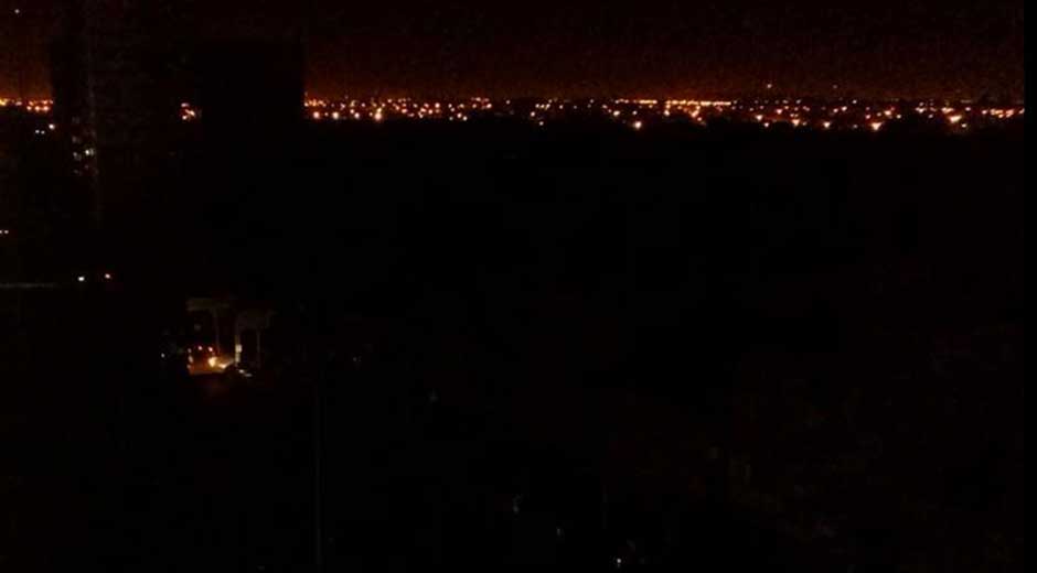 globovision's tweet photo. Habitantes de Coro y Punto Fijo protestan por falla eléctrica http://t.co/s230m0DIZ2 http://t.co/s2W3MVKVI9