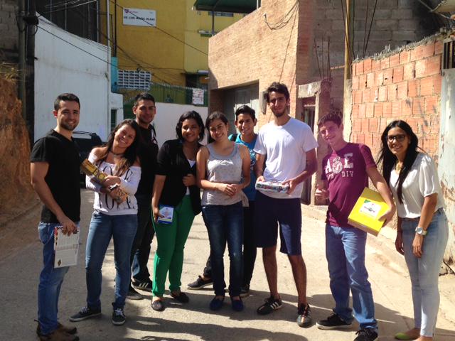 VEConomia's tweet photo. Más que un voluntariado, somos una familia!!... @RolandVillar @jhmichaelcm @Simsot20 @aestefaniavm @CEDEC_UCAB http://t.co/HU1SYreCDi