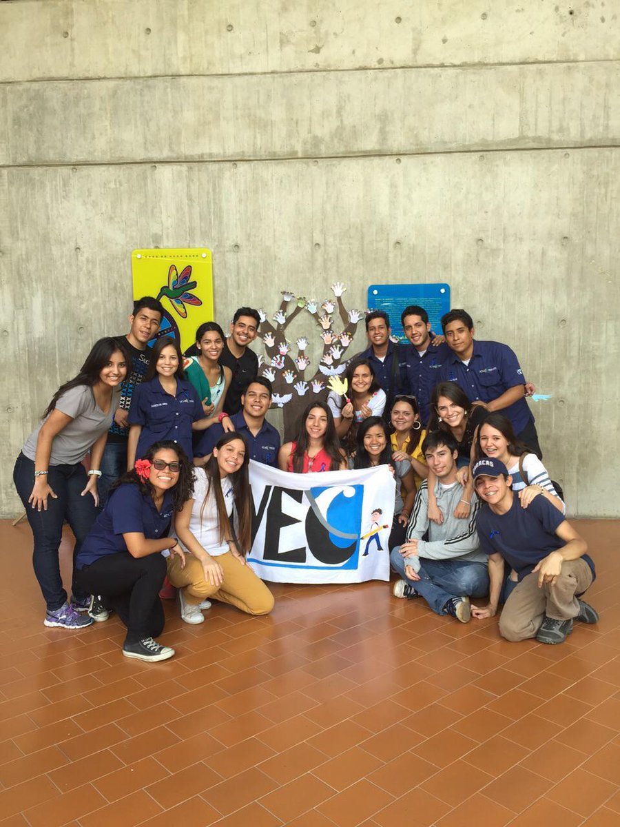 VEConomia's tweet photo. Más que un voluntariado, somos una familia!!... @RolandVillar @jhmichaelcm @Simsot20 @aestefaniavm @CEDEC_UCAB http://t.co/HU1SYreCDi