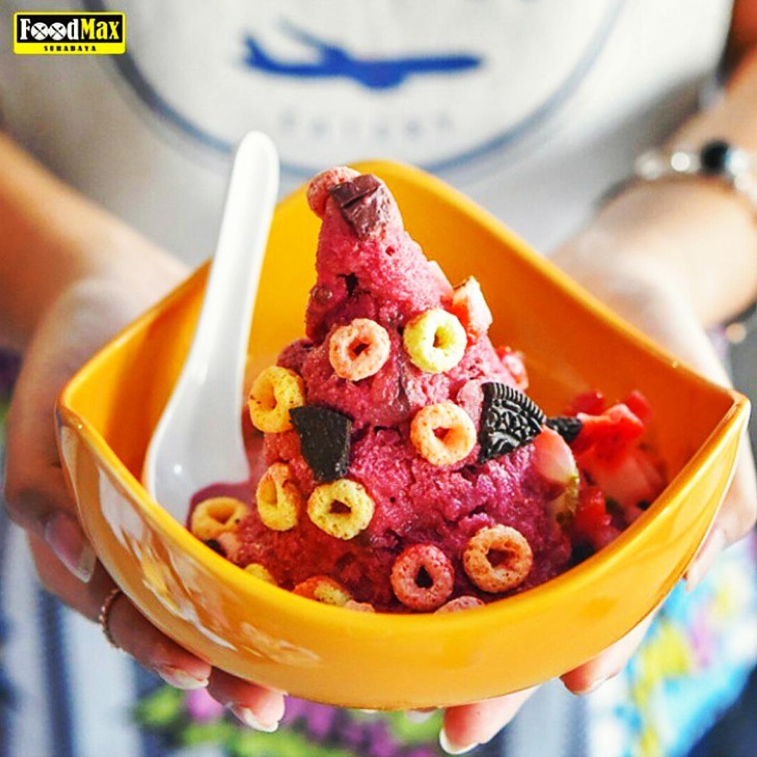 Noodleairlines's tweet photo. This is it. Red velvet cummolonimbus with fresh strawberry, froot loops n oreo crumbs! SLURPPPPPP. Anyone? http://t.co/deTAKrKlAu