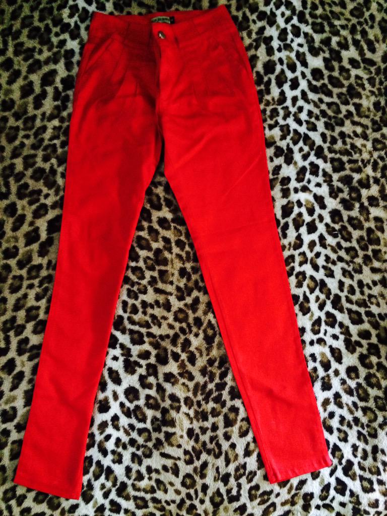 Praewsrp's tweet photo. ยีนยาวมีชมพูกับแดง 100บาท http://t.co/5x35J3WIaz