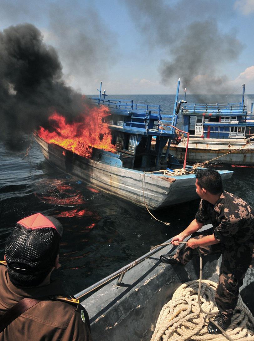 Kapal ikan Vietnam 'pencuri ikan' dibakar petugas KKP di Pulau Datuk, Mempawah, Kalimantan Barat Rabu (20/05)