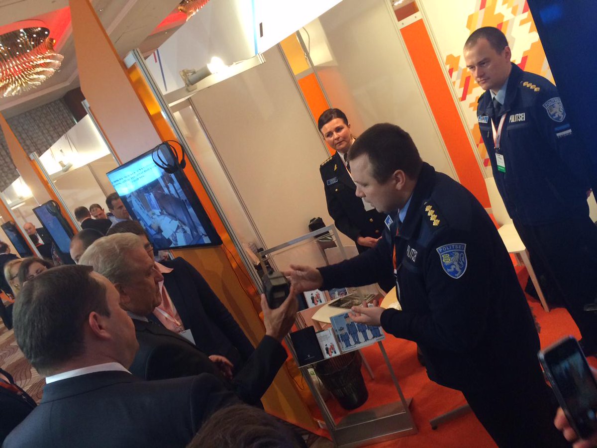 defendec's tweet image. #ED4BG is on! EU Commissioner Dimitris Avramopoulos meets #Smartdec, system protecting EU border every day! #Frontex