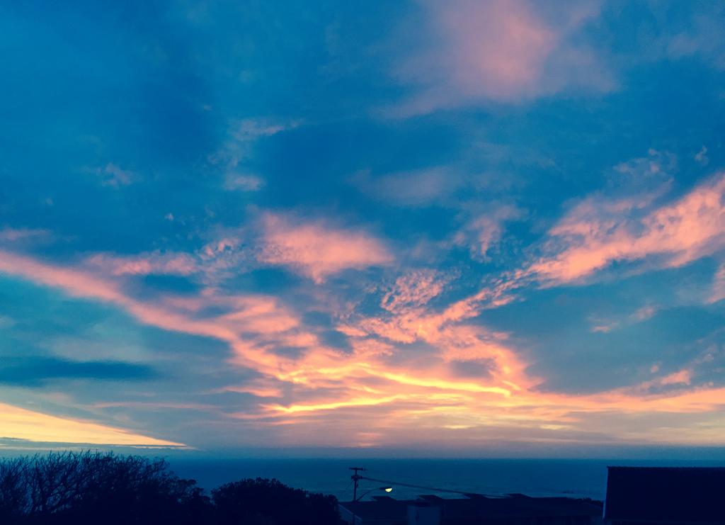 Kwathlano's tweet image. #Autumn is the best time to catch #CapeTown #sunsets...we're SO #blessed to be here! (Pic @jacodif) 🌏😇 #travel #ttot