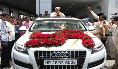 Divya_Bhaskar's tweet photo. ઐતિહાસિક દીક્ષા : અમદાવાદમાં 108 જેટલી કારનો કાફલો, કરોડોનાં ખર્ચ સામે હજાર લોકોને રોજગારી
http://t.co/2SpRuyJzRK http://t.co/r2LcdsVhmU