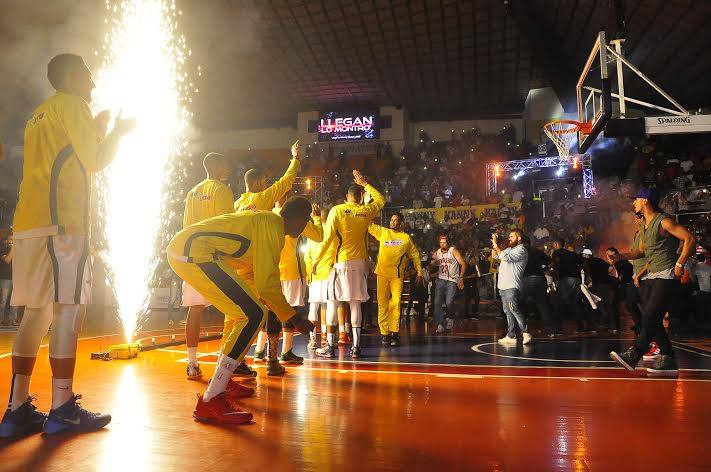 CanchaEntera's tweet photo. Lo mejor del partido Metros vs Titanes fue la presentación del equipo de Santiago. Sencillamente NBA...abusaron! http://t.co/F0XkAVqSjK