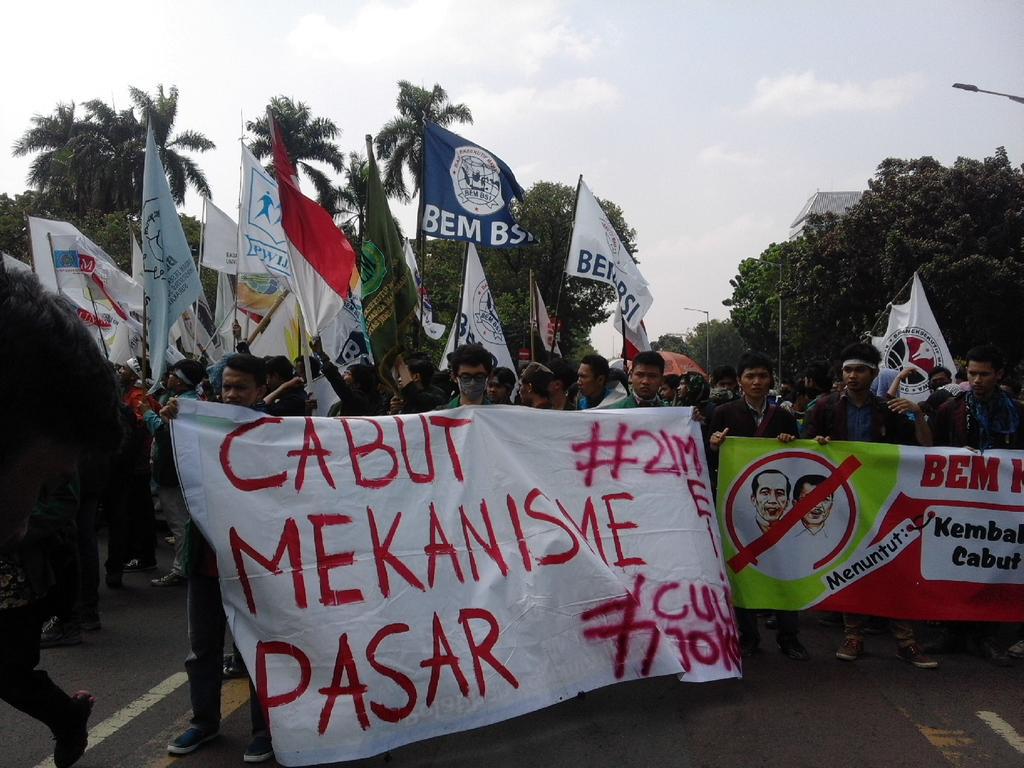 Saat ini ribuan mahasiswa <a href="/bem_indonesia/">BEM Indonesia</a> akan longmarch menuju istana negara <a href="/BEMUNJ_OFFICIAL/">BEM UNJ 2025</a> #Aksi21Mei #CulikJokowi