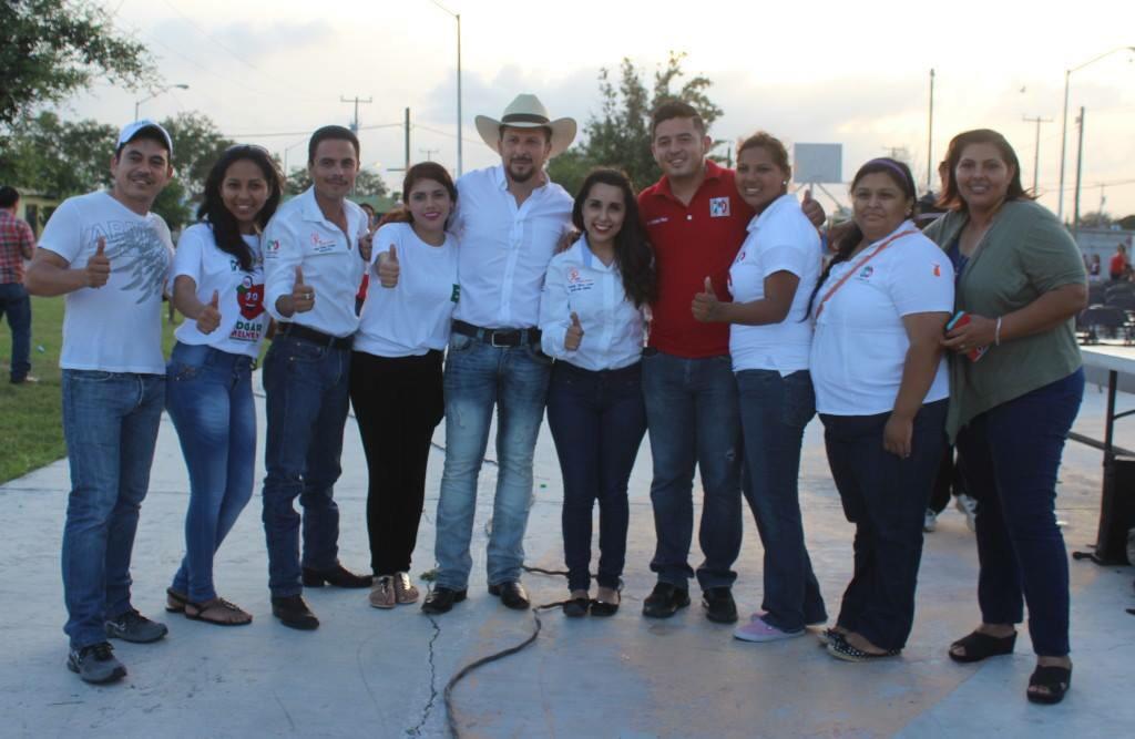 ClauQuintero86's tweet photo. #deColada #yoJaloConEdgar #juventud #unosAñitosMenosQYo jajajaja @diego_guajardo_ http://t.co/Es1SSLaki4