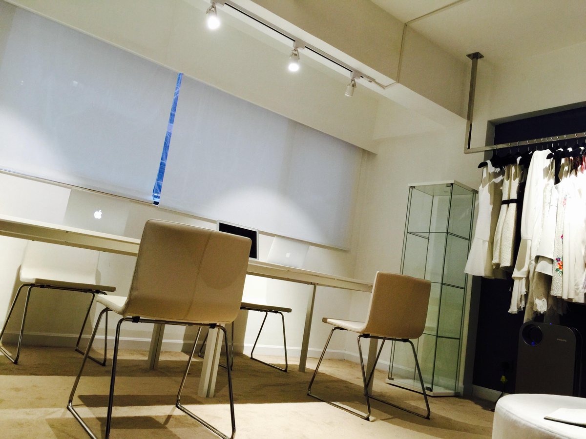 Check out the new corner in our showroom! 

#YEECHOO #showroom #makeover #dress #designer #rental #newlook #fashion