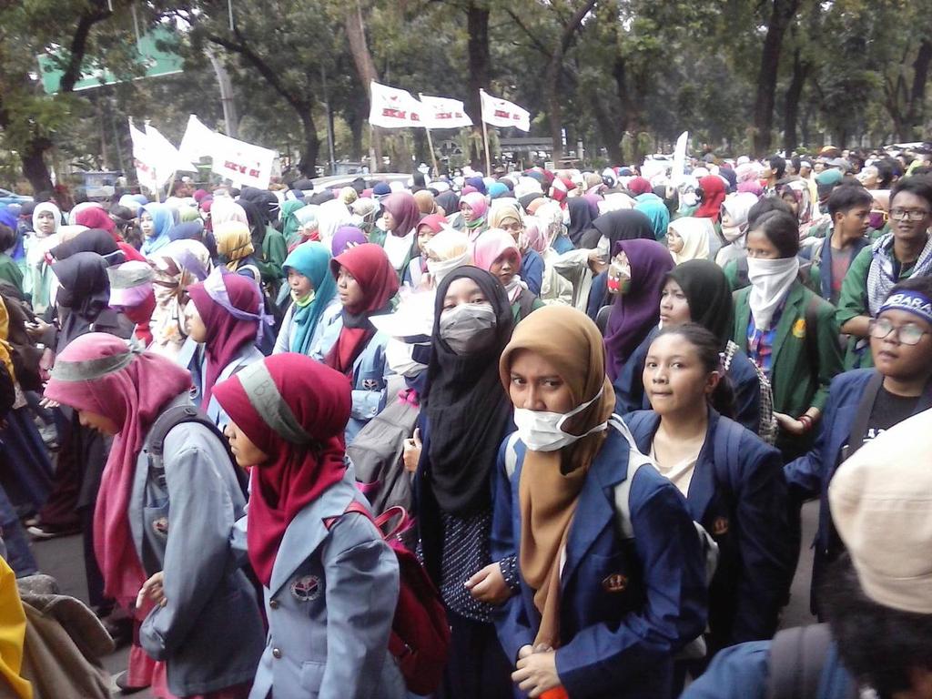 GerakSatuUnpad's tweet photo. Depan Istana. #NuraniBergerak @bem_unpad @anak_unpad http://t.co/hfEqdLvmZE