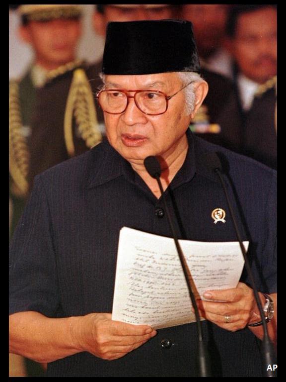 BBCIndonesia's tweet photo. 21 Mei 1998, Suharto mundur sebagai presiden. Apa hal positif yang dicapai sejak reformasi? http://t.co/x699MnXo3u http://t.co/asY7qyyLe1