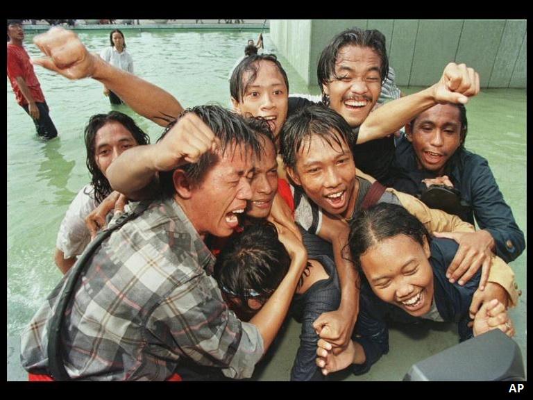 BBCIndonesia's tweet photo. 21 Mei 1998, Suharto mundur sebagai presiden. Apa hal positif yang dicapai sejak reformasi? http://t.co/x699MnXo3u http://t.co/asY7qyyLe1