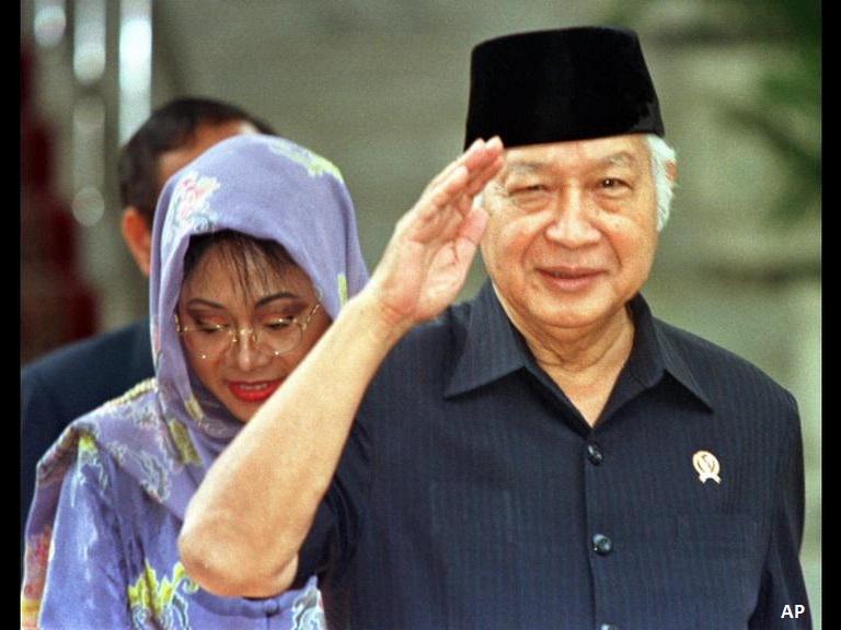 BBCIndonesia's tweet photo. 21 Mei 1998, Suharto mundur sebagai presiden. Apa hal positif yang dicapai sejak reformasi? http://t.co/x699MnXo3u http://t.co/asY7qyyLe1