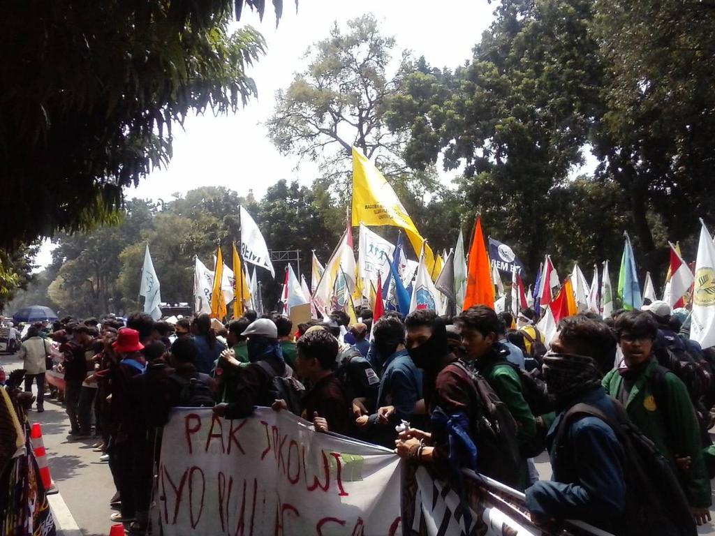 GerakSatuUnpad's tweet photo. Depan Istana. #NuraniBergerak @bem_unpad @anak_unpad http://t.co/hfEqdLvmZE