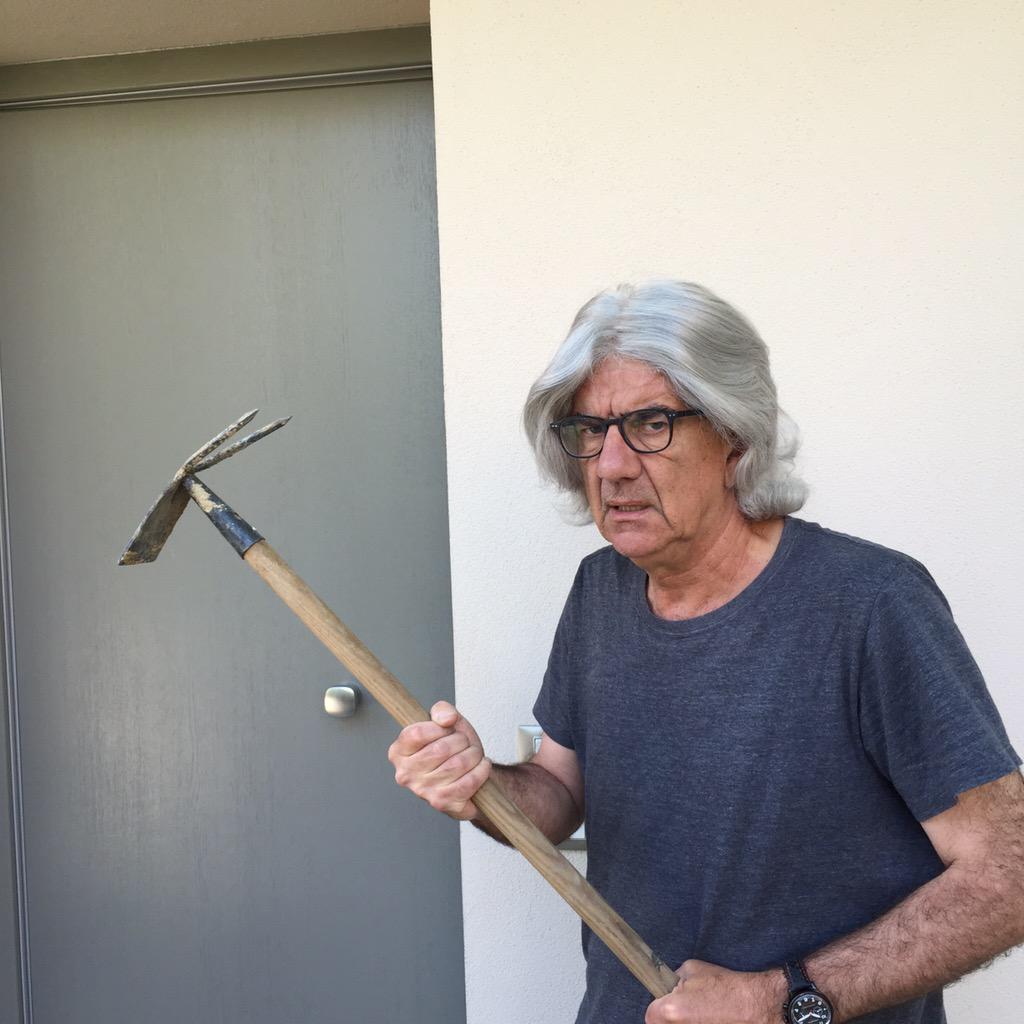 GnocchiGene's tweet photo. Il fratello esodato di Zazza, Nullo Zazzaroni aspetta paziente che la Fornero esca di casa #UltimOra http://t.co/SuFoJdBplr