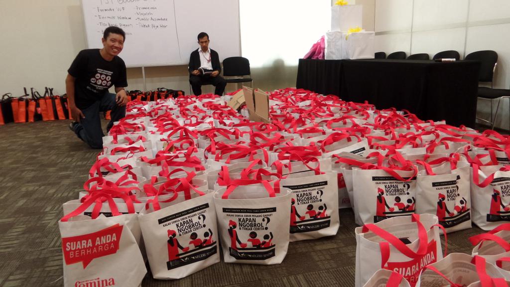 Negeri_Sendiri's tweet photo. Sempat motret #iklanmoraluntukbangsa di goodiebag sblm dibagikan @Prast_Lampard @eurekadotdid @ynnadr @a3ya @ma2dto http://t.co/o3Yii0QdTa