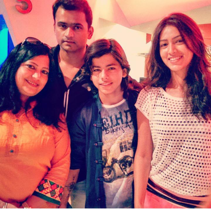 #ThrowbackThursday <a href="/siddnigam_off/">Siddharth Nigam</a> wif <a href="/PallaviSubhash/">Pallavi Subhash</a> &amp; his Mum at the theatres for #Avengers! ❤😊😊❤