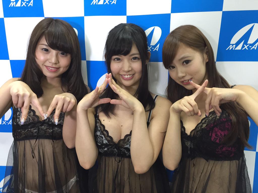 max_a_official's tweet photo. 橋本麻耶チャン、彩乃ななチャン、白石みなみチャンの恒例の(？)MAX-Aポーズ♡ http://t.co/Xdl9miN8Ly