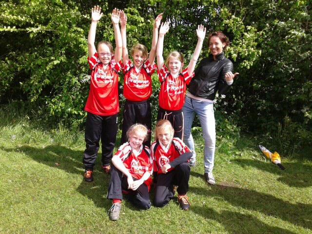 CBSDeWynroas's tweet photo. Korfbalteams Wynroas presteren prima in Twijzel. Wynroas 1 pakt de beker! http://t.co/tSlzZV11JP
