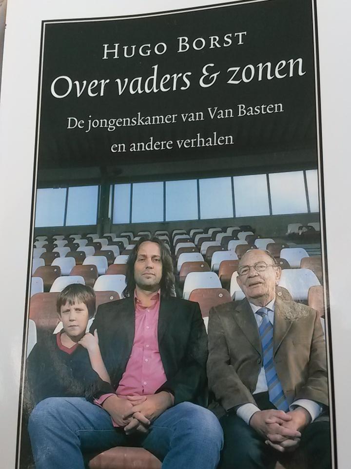 CoenvanBeurten's tweet photo. Zo..uit! Geen idee wanneer begonnen. Leuk boek, mooie personages. Niet hoogdravend maar leuk. Dus: vakantieboek! http://t.co/M4OZ7RNC4F