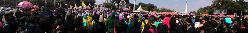 bemkmunsri's tweet image. "@BEMSTEITAZKIA: Ribuan mahasiswa at istana negara RI @bem_indonesia  #GanyangJokowi #CulikJokowiJK #HidupMahasiswa http://t.co/XKCfBz3UPS"