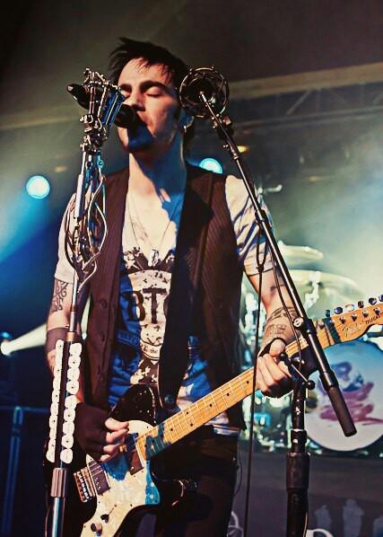 Happy birthday to one of my idols. Happy Birthday Adam Gontier, I love you. 