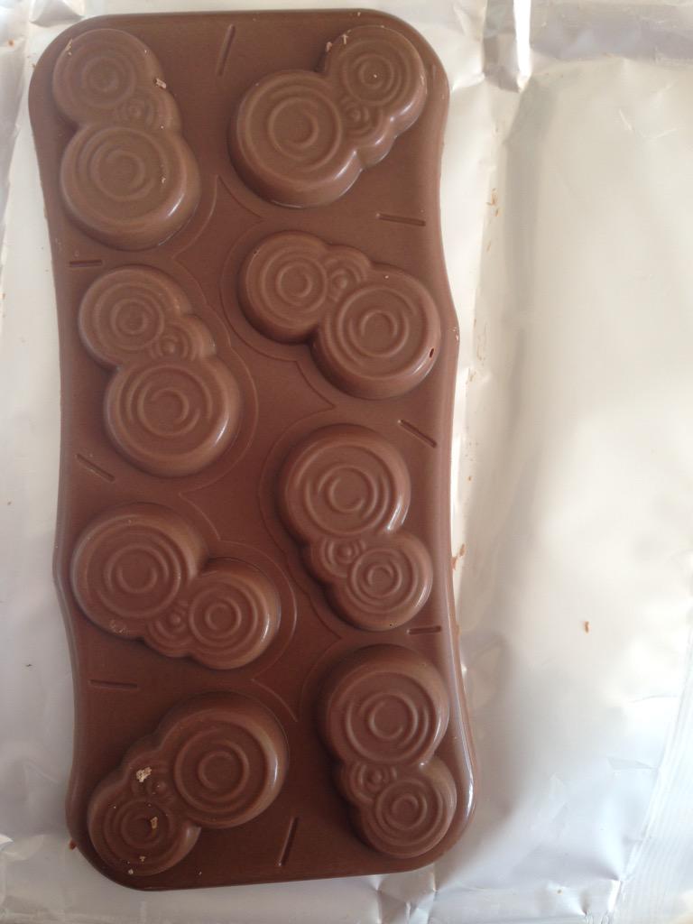 AmberWest98's tweet image. My OCD right now...HOW AM I MEANT TO BREAK IT?! #ChocolateProblems