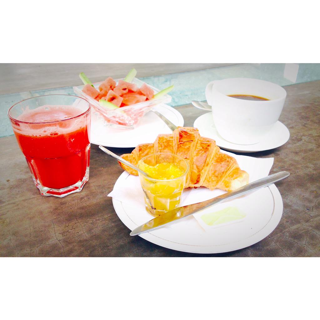oz_lester's tweet photo. Perfect #breakfast @BuddhaLoungePondy #pondicherry #India http://t.co/bISvnJ3g7t