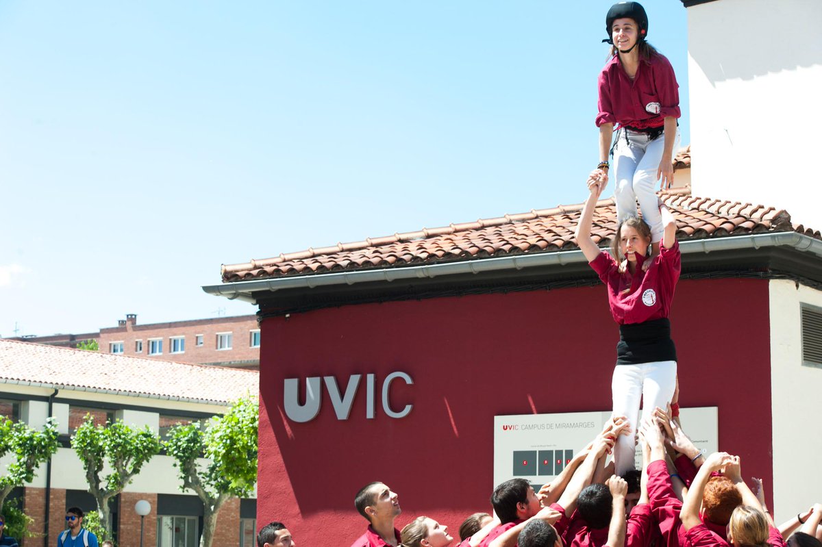 Els <a href="/EmboiratsUvic/">EmboiratsUVIC</a> han fet una demostració castellera davant de l’edifici de Rectorat #UVic #FestaMajor @FemUVic